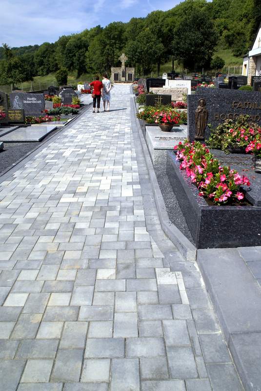 Unser Friedhof wird verschoenert 2008 Bild Nr.010